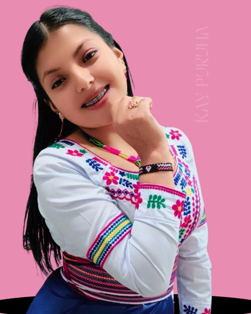 Blusa bordada a mano